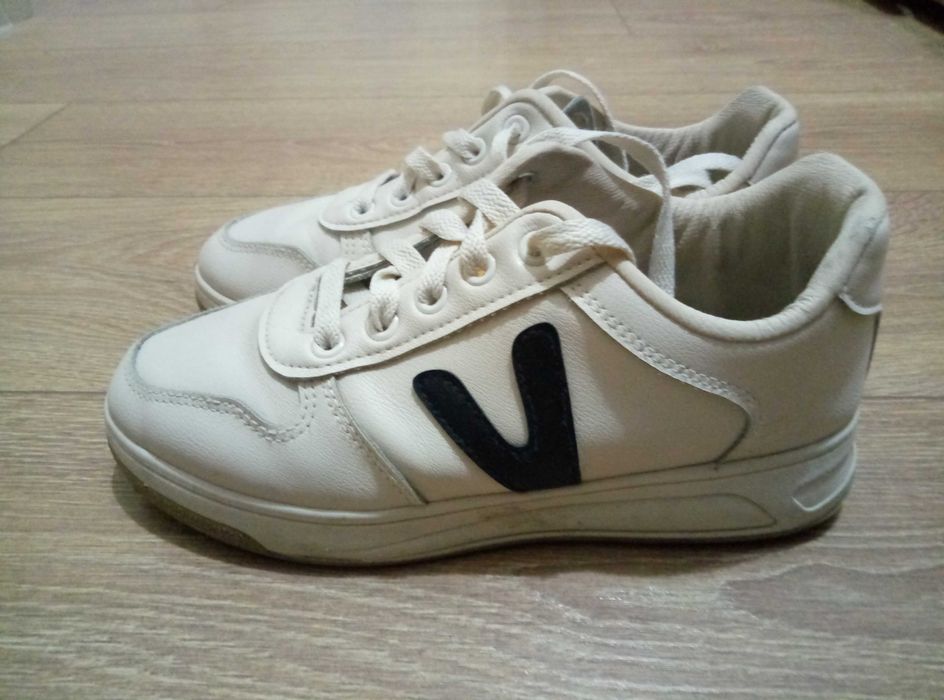 Кожаные кроссовки