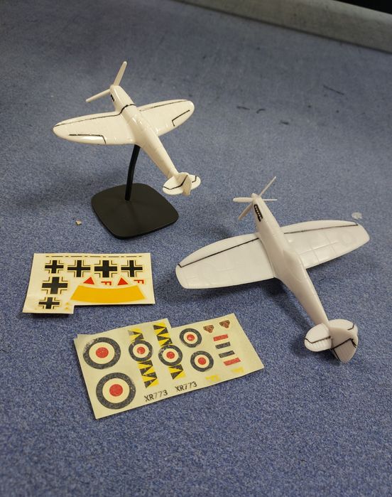 Machete avioane Spitfire WW II-Revell si decaluri-jucarii, colectie