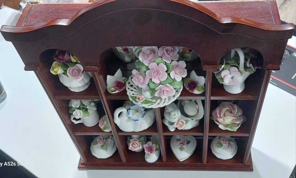 Dulapior vintage cu portelanuri in miniatura