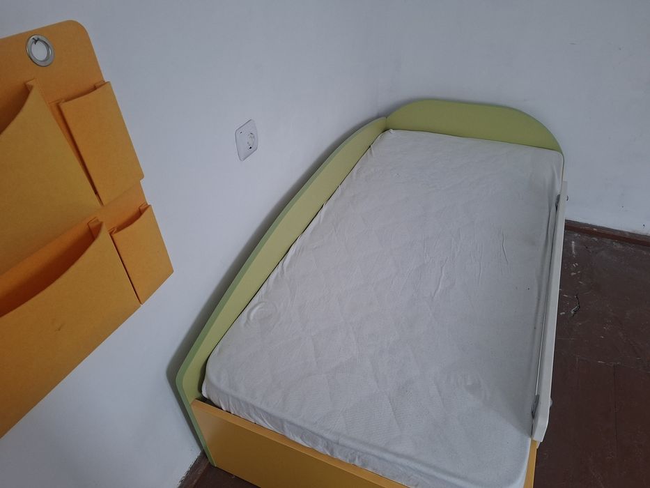 Продавам 2 детски легла с матрачета