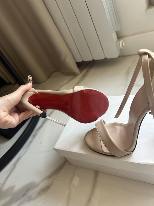 Нови бежови сандали на тънък ток. Размер 39