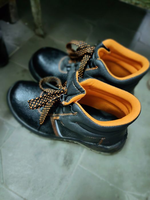 Продам спец обувь