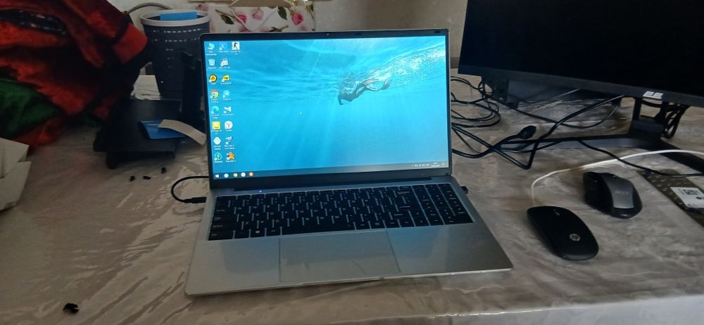 Noutbook sotiladi yoki obmen keysga  8 gb 128 ssd yengi