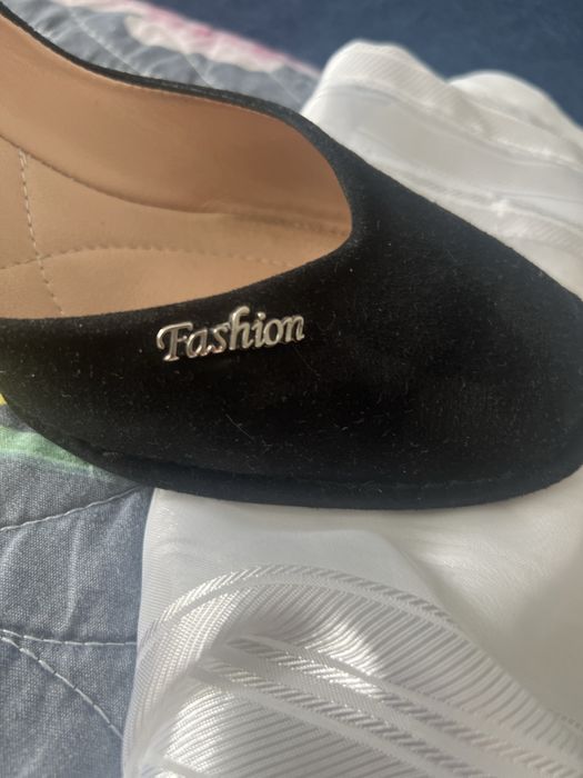 Продаются выходные брендовые туфли замшевые туфлиc