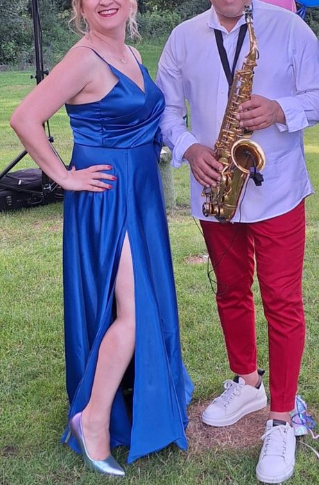 Сатенена официална рокля в кралско син цвят с цвете