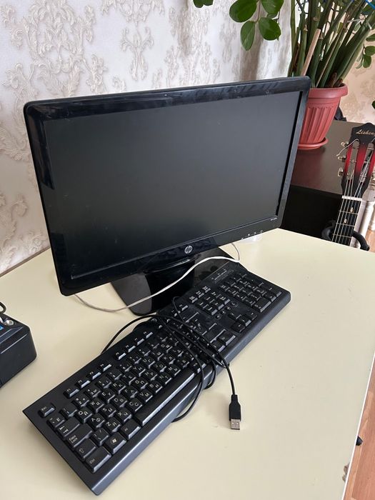 Монитор и клавиатура