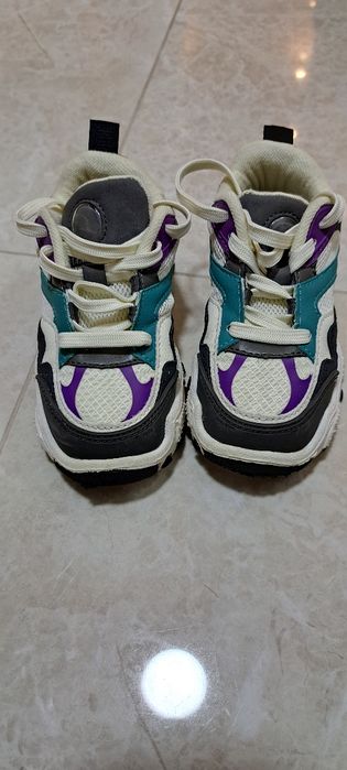 Детски затворени обувки