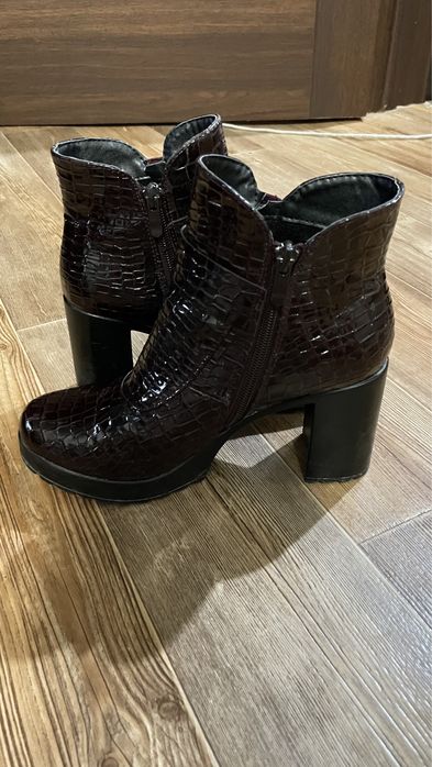 Осенние ботинки на высоком каблуке