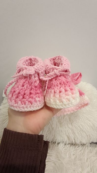 Плетена бебешка жилетка