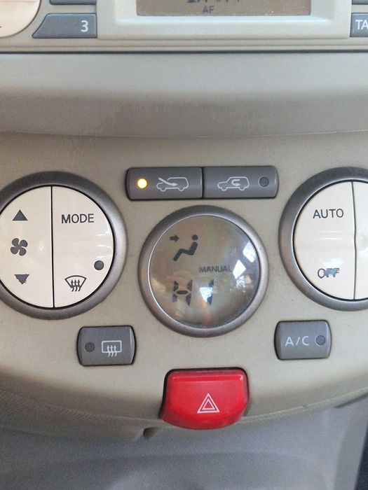 Нисан Микра автоматик, с газ, с шибидах и 2 чифта гуми с джанти.