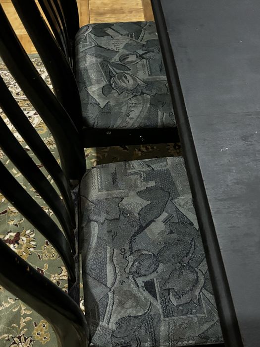 Продаётся обеденный стол с 5 стульями.