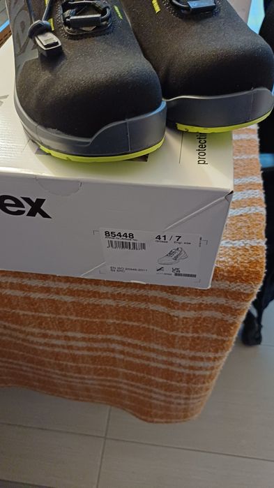 De vanzare bocanci de lucru cu protectie si ESD UVEX