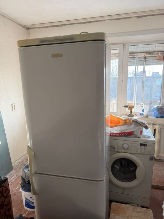 Продам 2х камерный холодильник Бирюса и Электроплиту 4х конфорочную