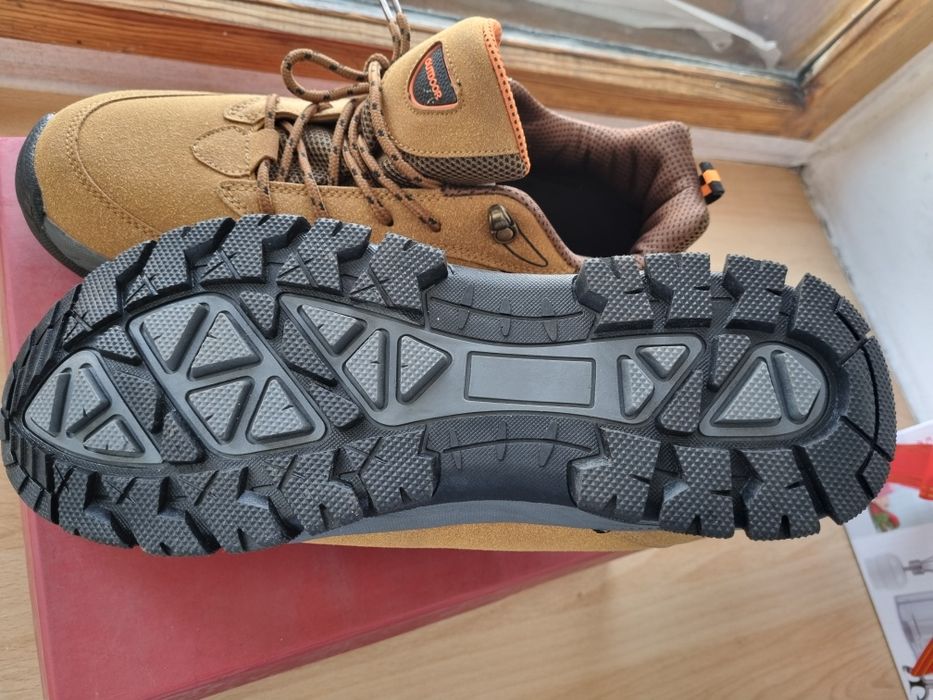 Кроссовки новые 44 размер