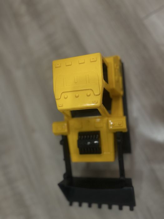 Игрушечный бульдозер