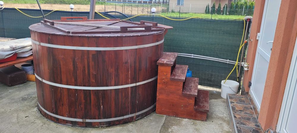 Ciubar din lemn masiv cu soba interioara si spirala interioara.