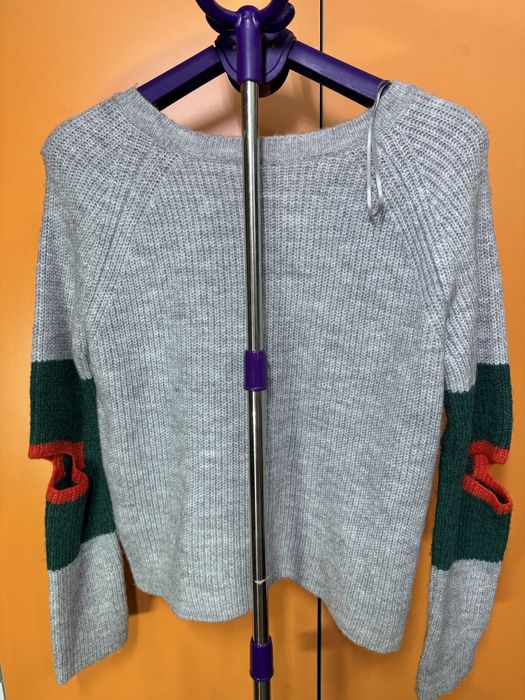 Продается женский свитер от Df young