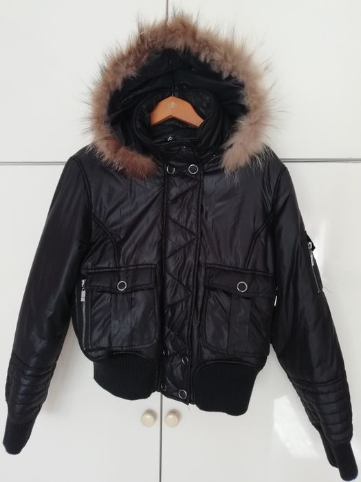 Късо черно зимно топло яке.