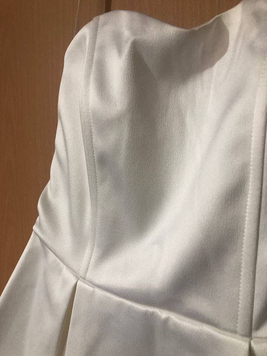 официална бяла рокля без презрамки