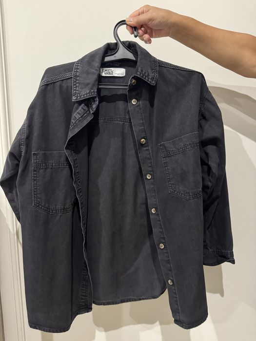 Черная рубашка на пуговицах