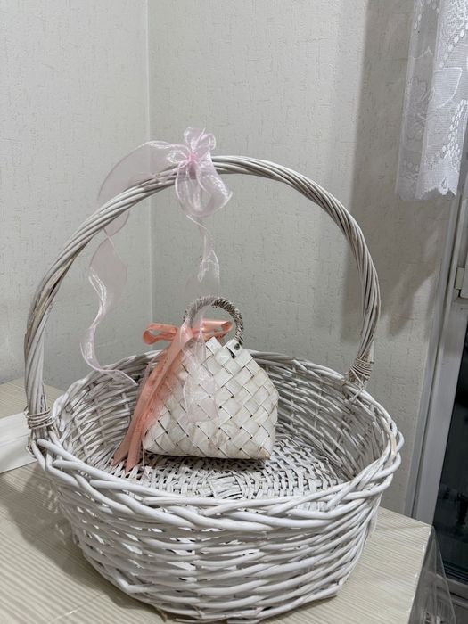 продается корзина и пустая коробка