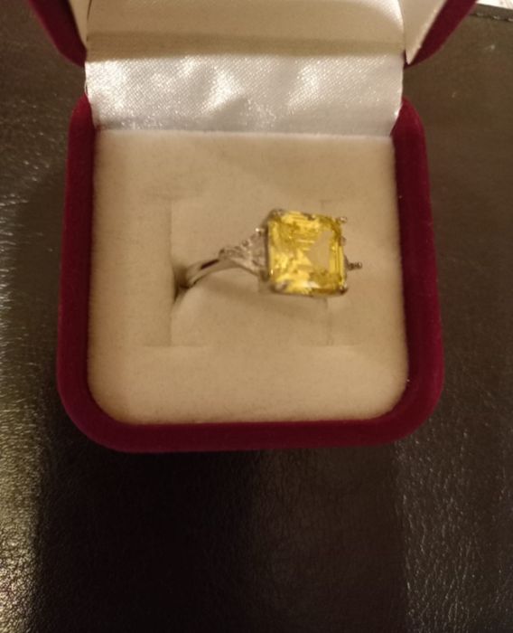 Продается кольцо 925 пробы цитрином