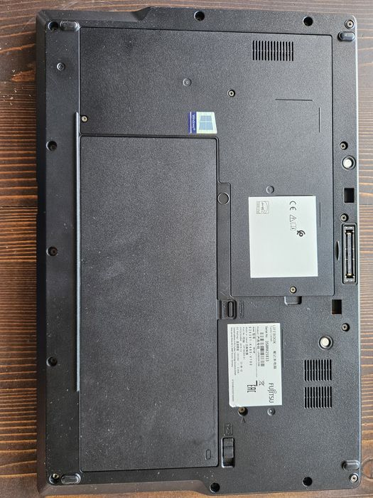 Продавам лаптоп Fujitsu LIFE Book E559, 
производител: FUJITSU COMPUTING