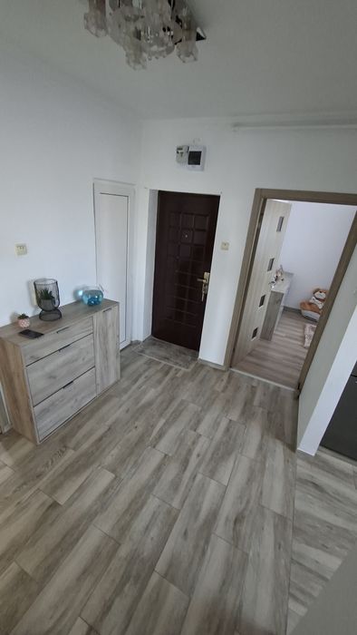 Apartament 3 camere + curte si camera de zi (ca la casă)  utilat mobilat