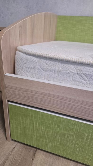 Продам кровать с матрасом 80/200