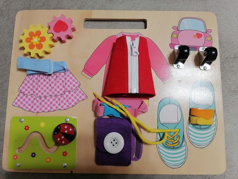 Детска дъевена играчка - бизиборд