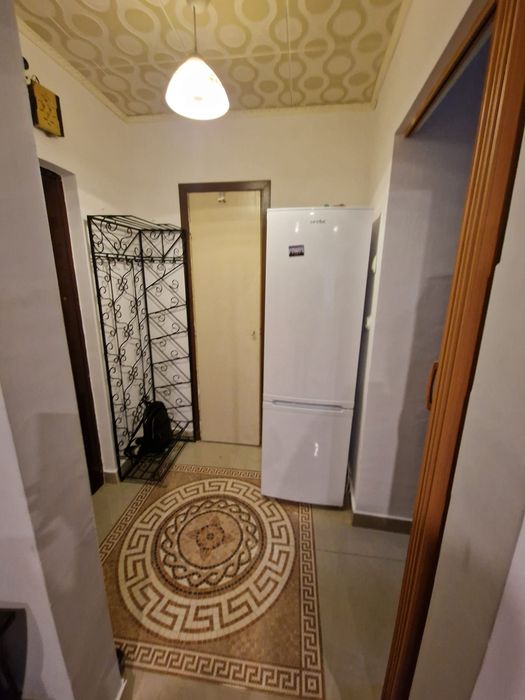 Închiriez apartament cu 2 camere