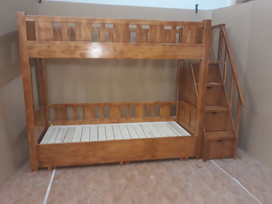 TRANSPORT GRATUIT.Pat etajat din lemn masiv cod 2702