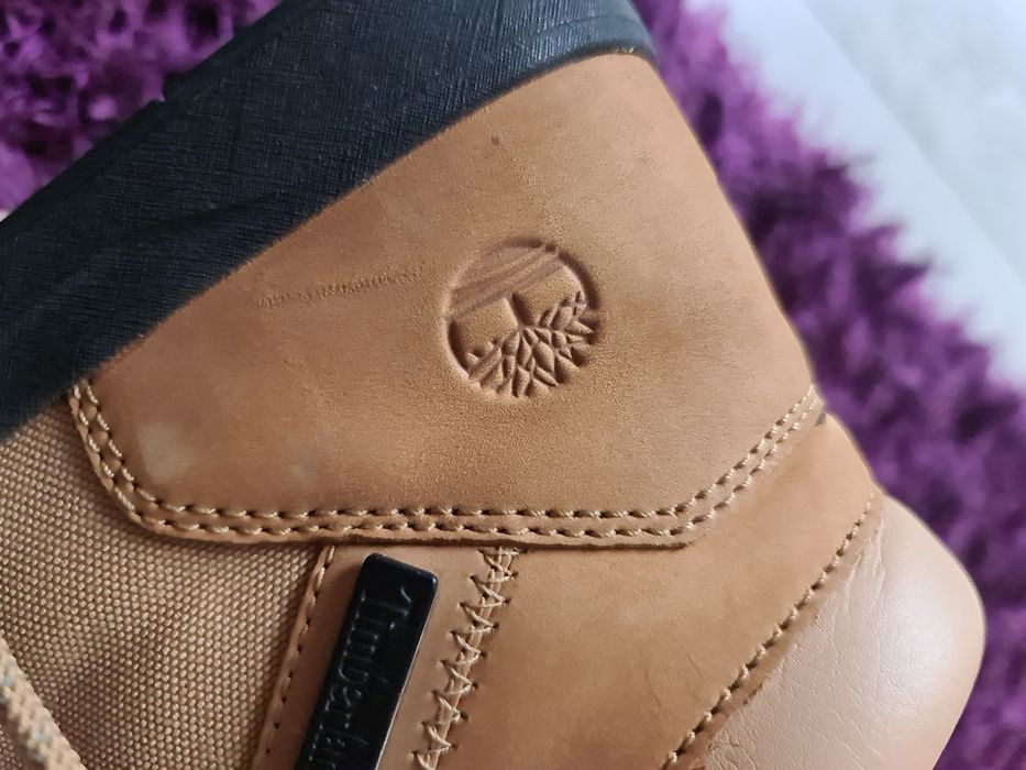 Vând bocanci timberland