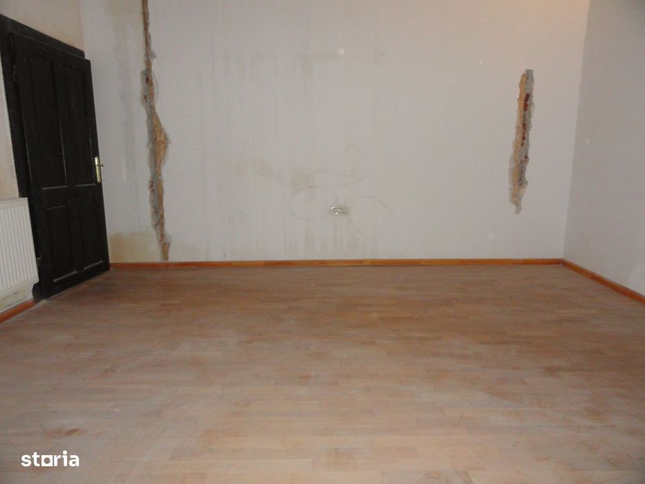 Spatiu comercial 79 mp acces stradal zona centrala langa Hotel Anirok