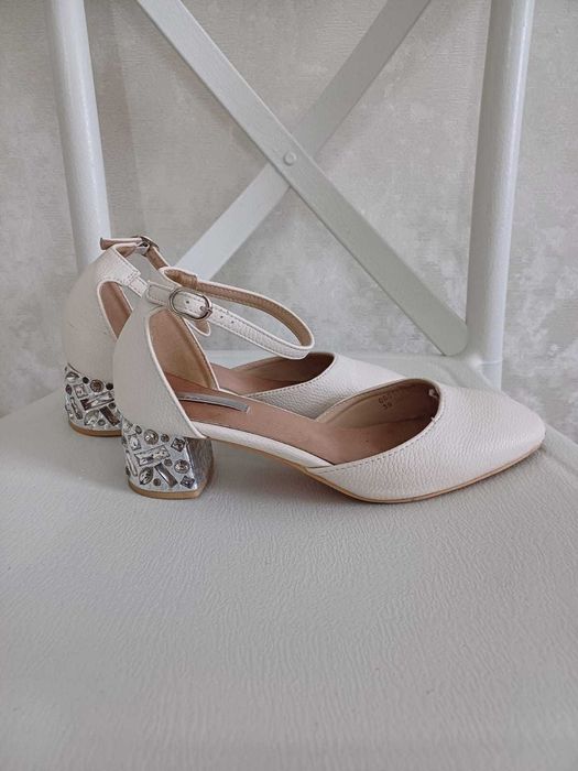 Басоношка   каблуком со стразами