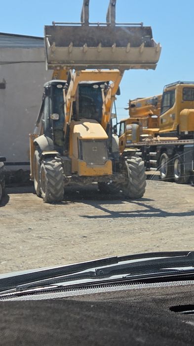 Услуги экскаватор порузчик  jsb трактор