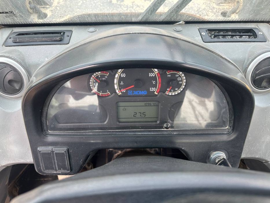 фронтальный погрузчик XCMG LW300FN.