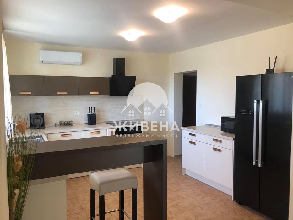 Продава къща в с.Чернево, РЗП: 300 кв.м, двор - 2150 кв.м