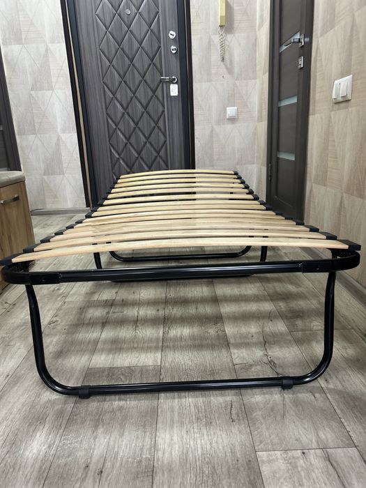 Раскладушка с матрасом.