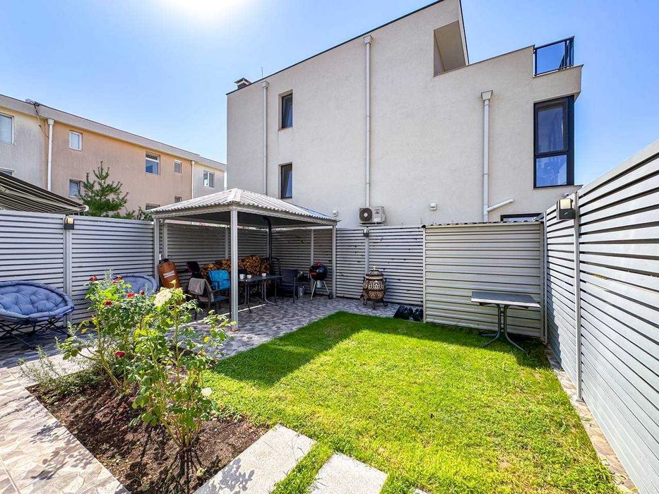 Триетажна модерна къща с двор в Сарафово, Бургас