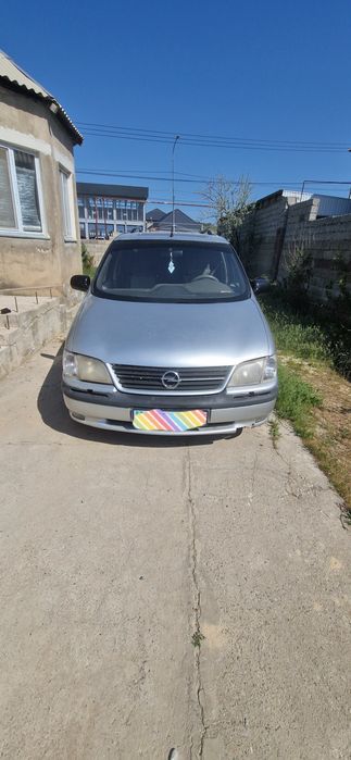 Машина Опел Синтра