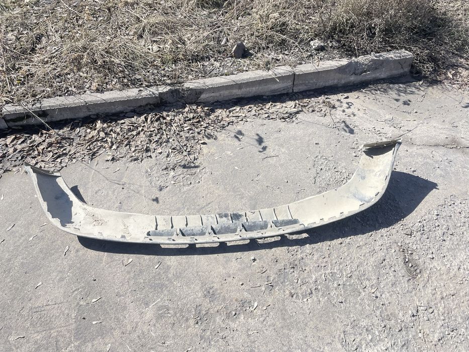 Губа переднего бампера VW Golf 4