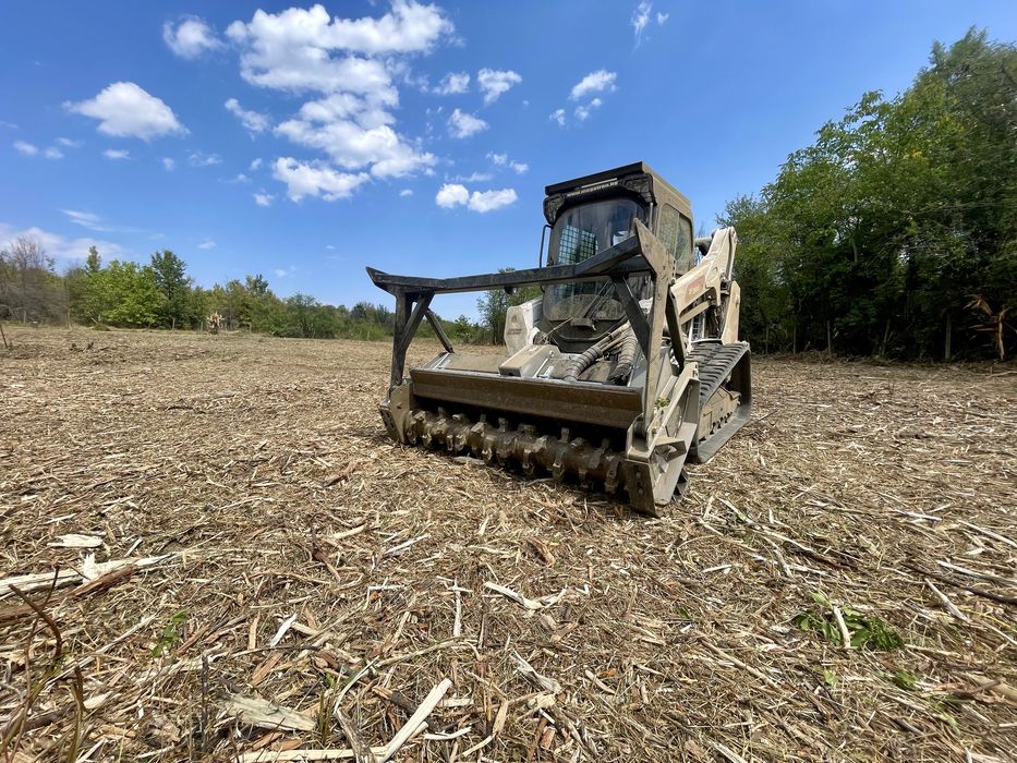 Почистване на парцели верижен бобкат мулчер шредер