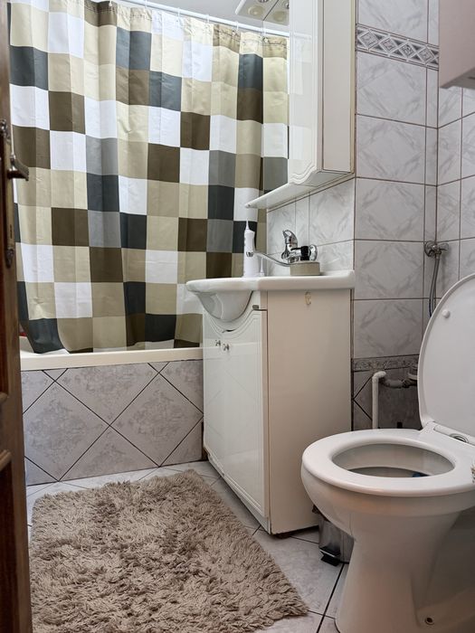 Proprietar, vând apartament, 3 camere,  parter, total decomandat cu centrală proprie pe gaz și aparat de climatizare