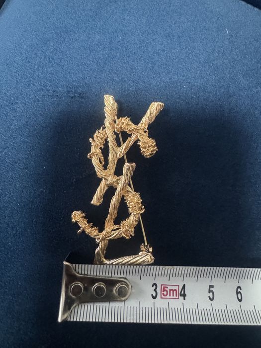 Brosa aurie inspiratie YSL potrivita pentru sacou si palton