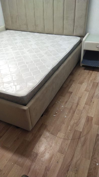 Двуспальная кровать с матрасом