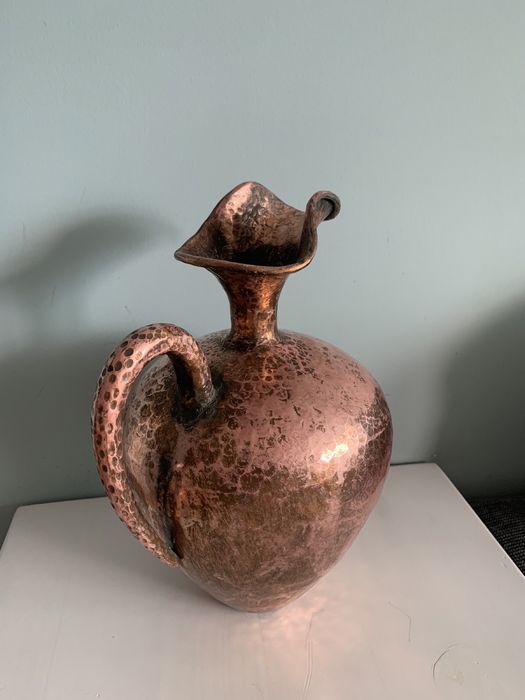 Стара релефна медна ваза от Egidio Casagrande, Италия