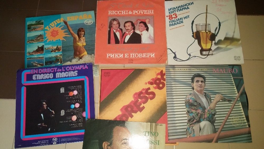 Продавам грамофонни плочи на чужди естрадни изпълнители.