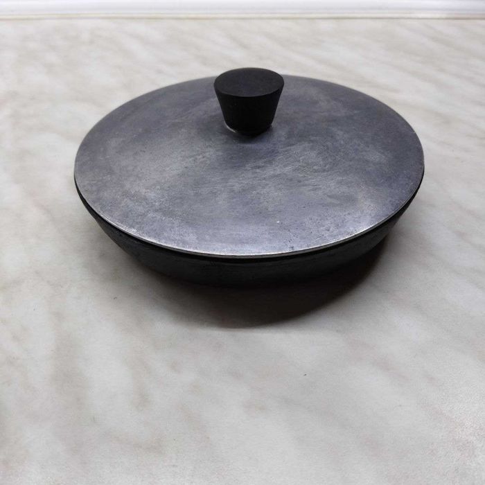 Мантышница,сковородка и разные крышечки для посуды.