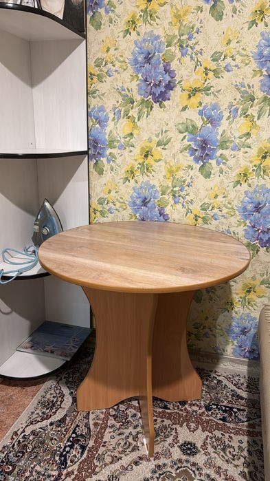 Продам стол и стулья